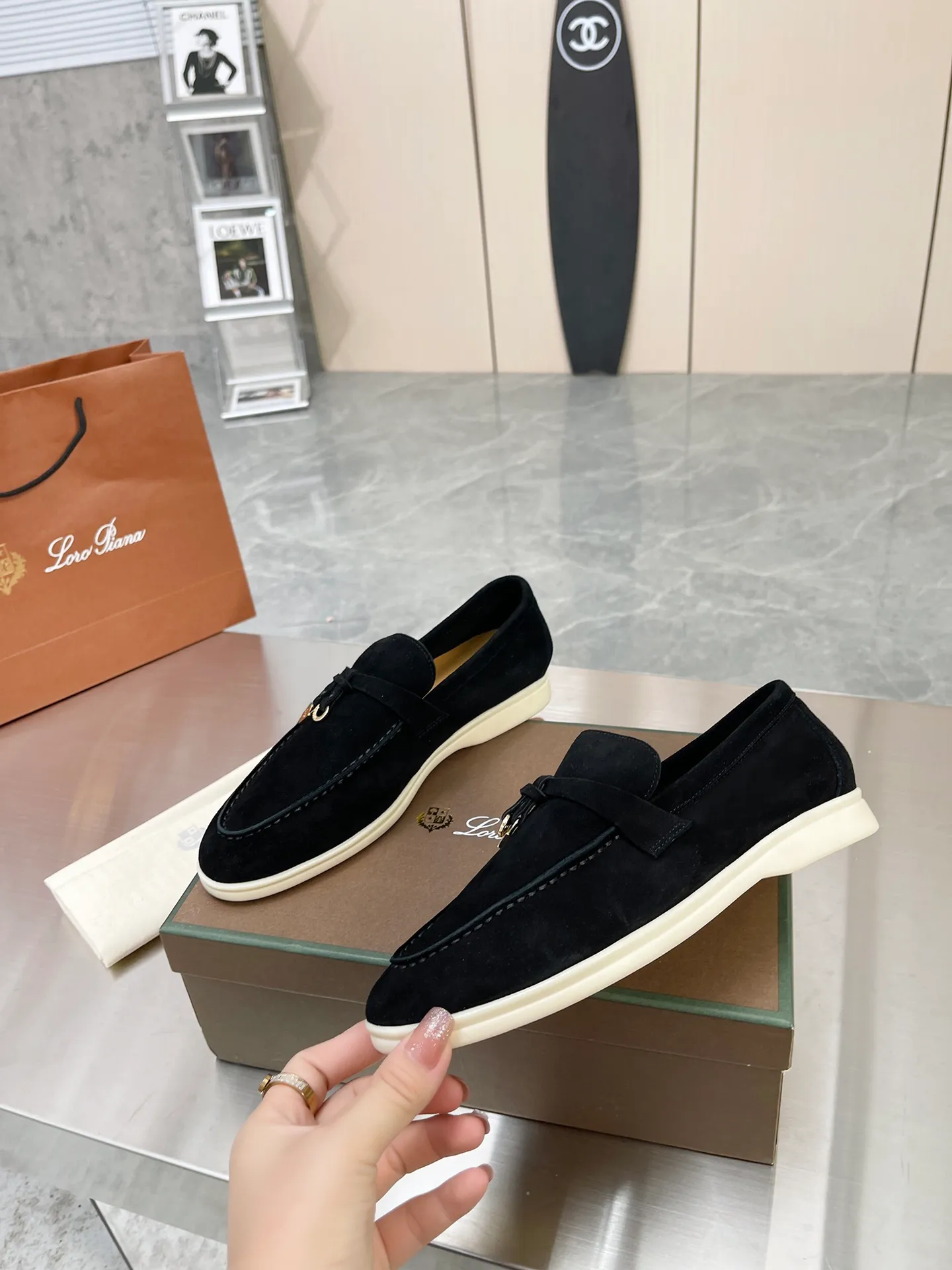 👟👟Ex-factory price 480👟👟 Loro 👟👟Ex-factory price iana Nuoyoupanya 2022 adds new colors, classic lock style, girls’ favorite. It is said that your feet will not get tired after walking for a long time. I wonder if you have tried it! It feels like you are stepping on clouds. It does not scratch your feet at all. It is comfortable, handsome and low-key. It is the same style for men and women. The upper is semi-handmade. Size: Women's size 35-42, Men's size 39-46. Upper: 100% imported high silk nylon.  Inner lining: 100% imported high silk nylon. Insole: 100% imported water-dyed cowhide. Outsole: 100% original. Raw rubber outsole Glue: 100% no glue smell